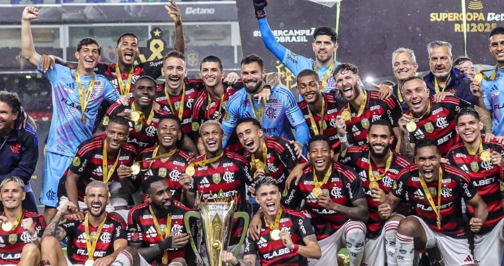 Flamengo com a taça da Supercopa do Brasil