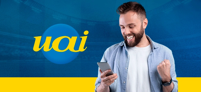 Imagem mostra homem sorrindo ao utilizar um celular ao lado da logomarca do portal UAI