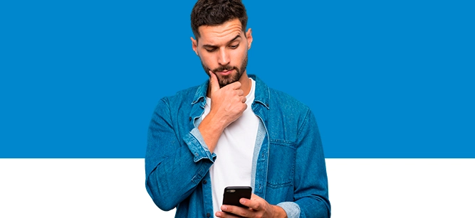 Imagem mostra homem pensativo olhando para um smartphone