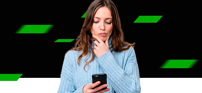 Imagem mostra mulher pensativa utilizando um smartphone