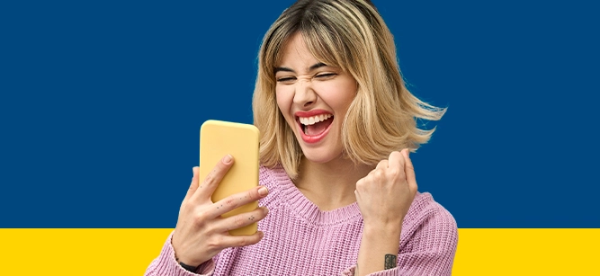 Imagem mostra mulher comemorando ao utilizar um celular