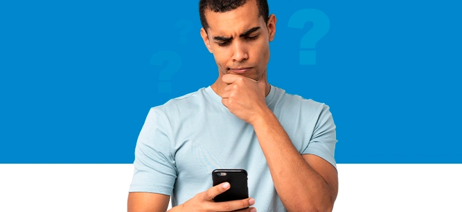 Imagem mostra homem pensativo olhando para um smartphone