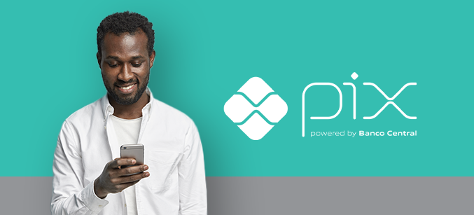 Imagem mostra homem sorrindo ao utilizar um smartphone. Ao lado, a logomarca do PIX.