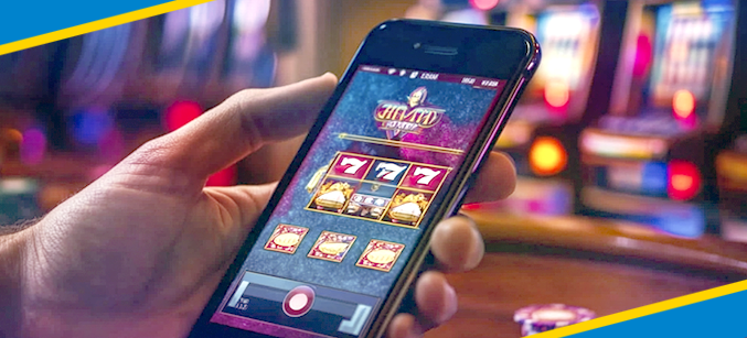 Imagem mostra mão segurando um celular aberto em slots